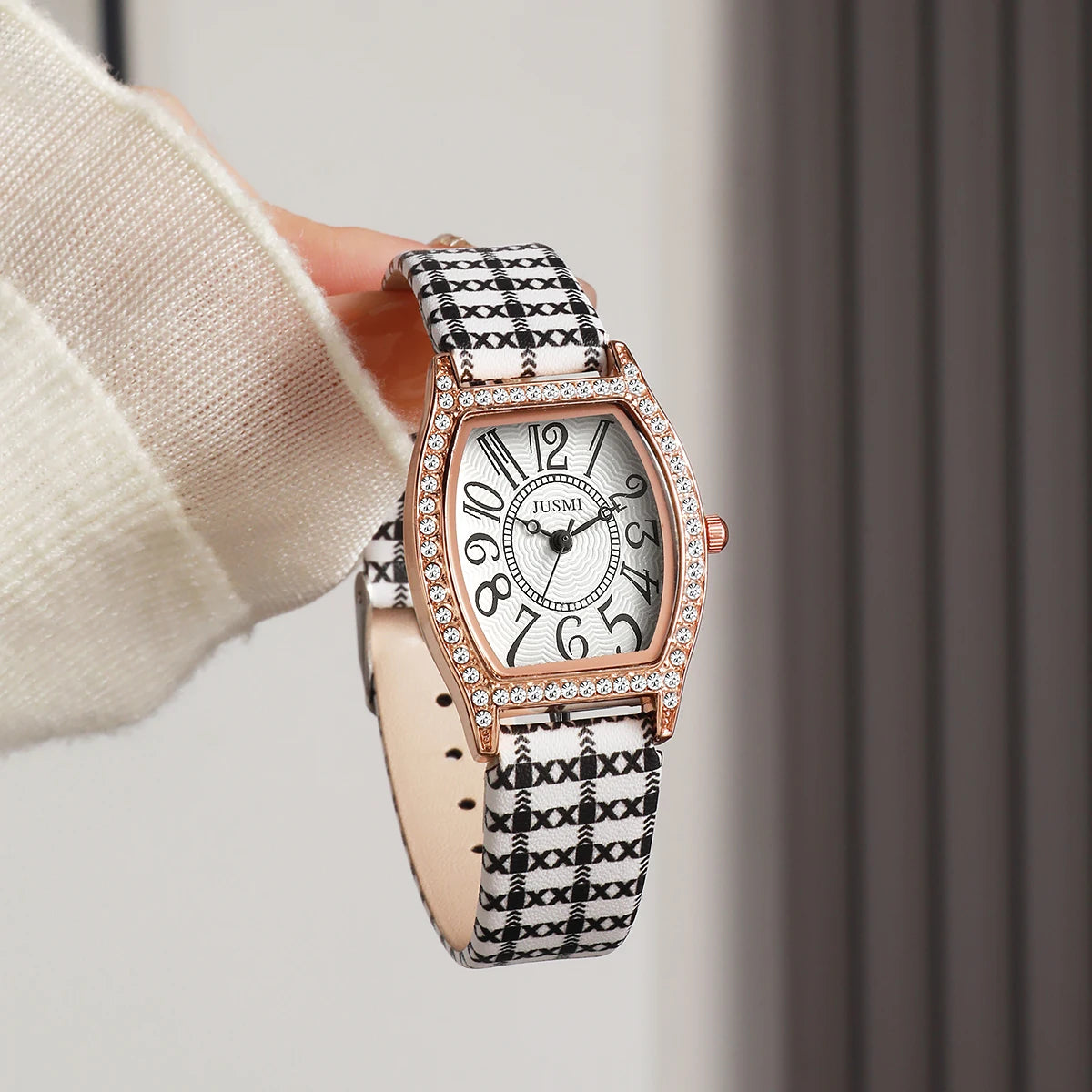 Women’s watch, student design, simple and elegant, lightweight luxury, niche fashion, sophisticated feel, wine barrel shape, exq