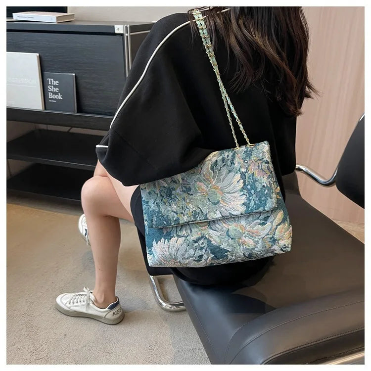 Women's bags are fashionable and simple messenger bags, trendy large-capacity small square bags, casual shoulder bags.
