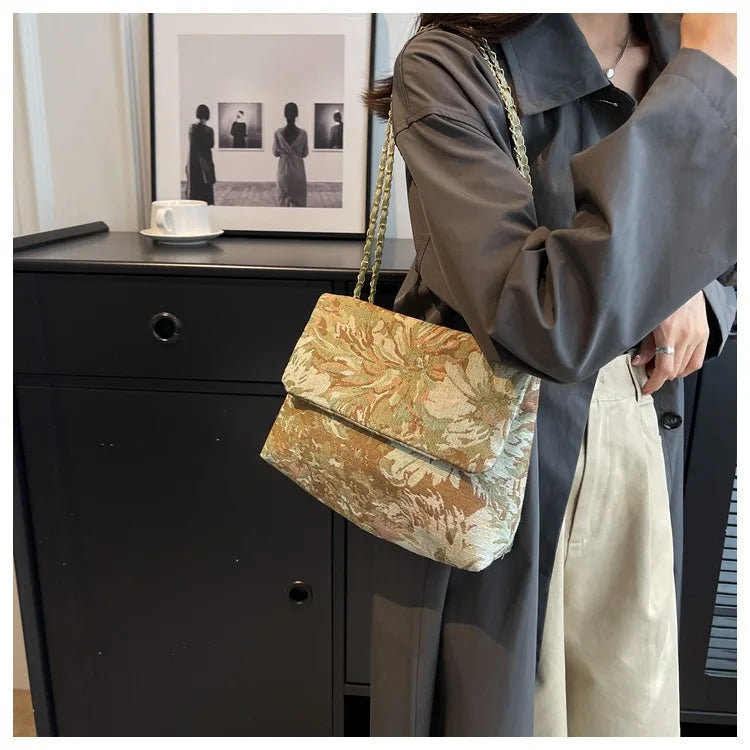 Women's bags are fashionable and simple messenger bags, trendy large-capacity small square bags, casual shoulder bags.