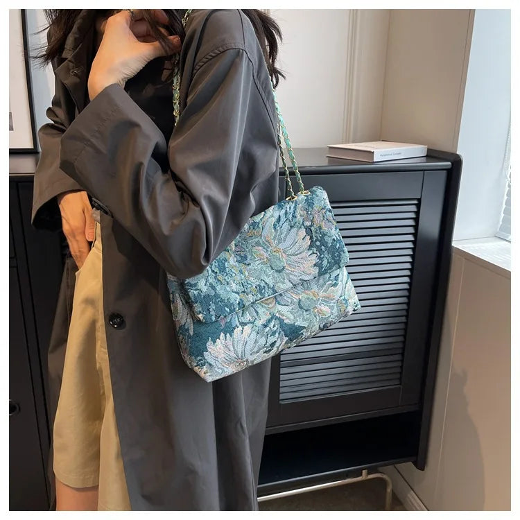 Women's bags are fashionable and simple messenger bags, trendy large-capacity small square bags, casual shoulder bags.