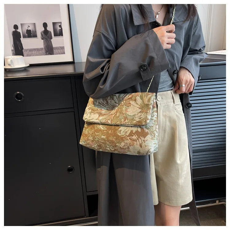 Women's bags are fashionable and simple messenger bags, trendy large-capacity small square bags, casual shoulder bags.
