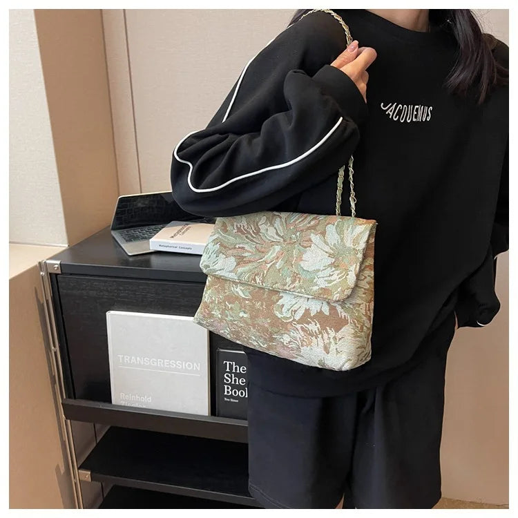 Women's bags are fashionable and simple messenger bags, trendy large-capacity small square bags, casual shoulder bags.