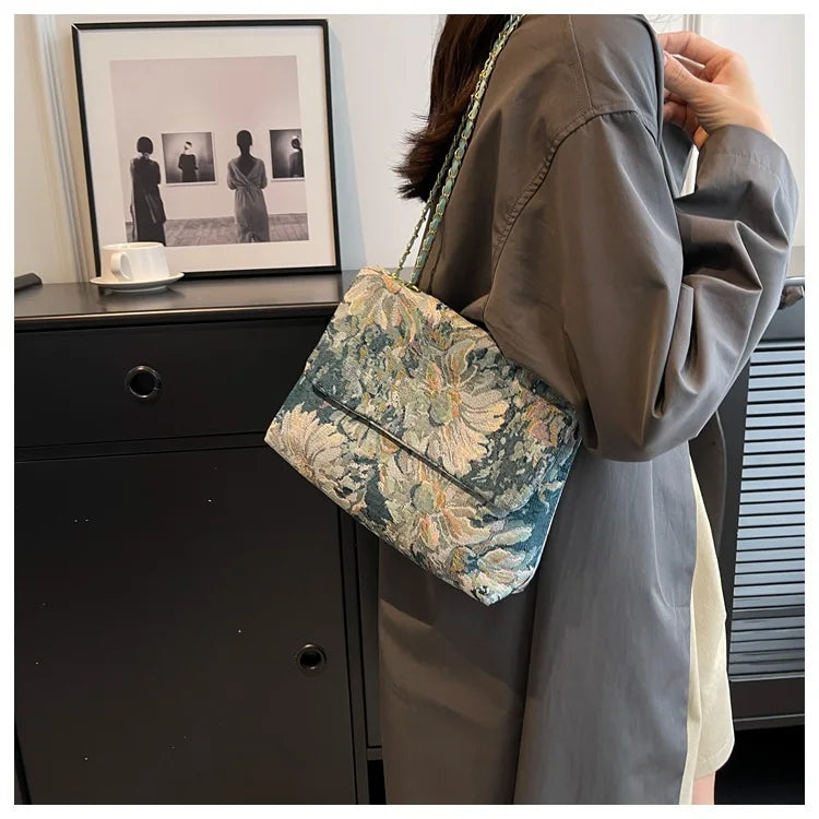 Women's bags are fashionable and simple messenger bags, trendy large-capacity small square bags, casual shoulder bags.